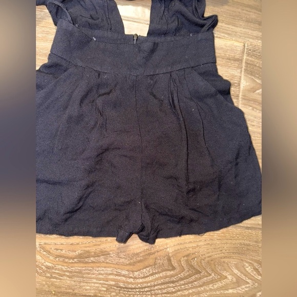 Guess by Marciano Black Rayon jumpsuit with pleated Shorts and cutout back Size0 - Picture 11 of 14